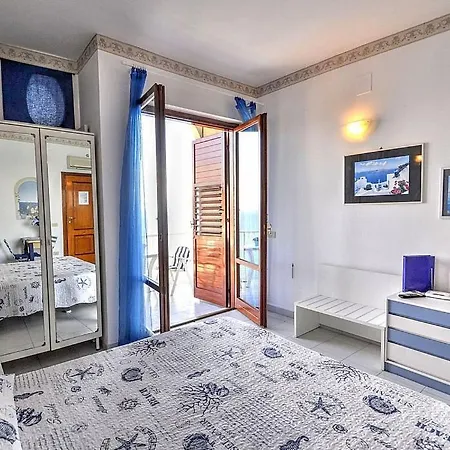 Sleeps 2 Air Con Wifi *